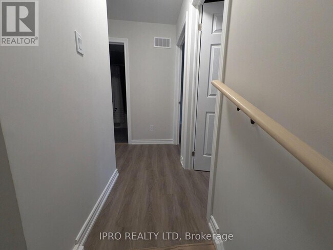 Photo du bâtiment - 945-945 Vance Crescent
