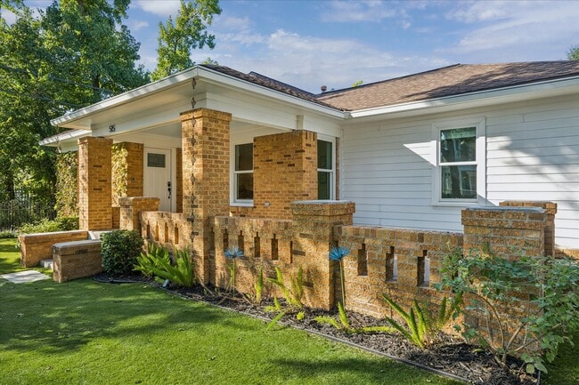 Building Photo - 515 E 9th St