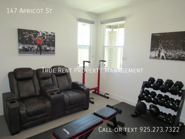 Foto del edificio - Gorgeous 4 Bed, 2.5 Bath Townhome in Prime...