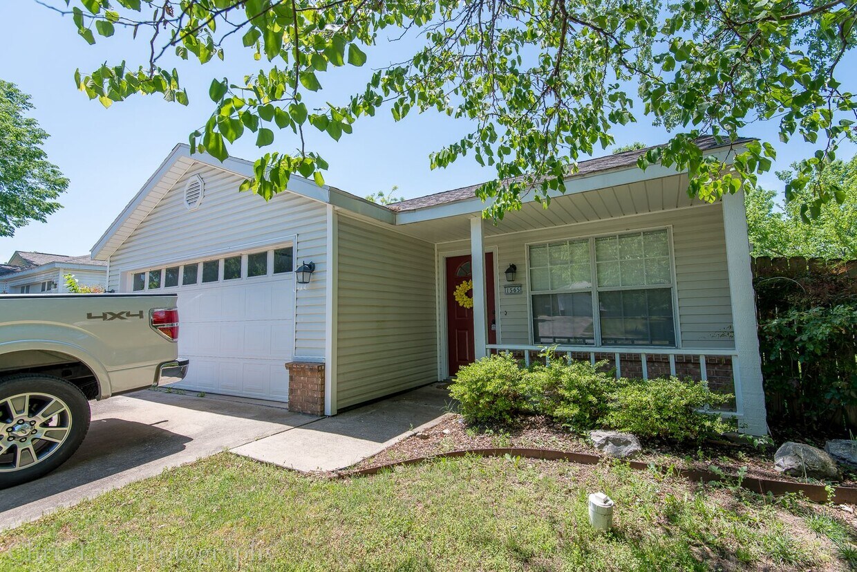Primary Photo - 3 Bedroom 2 Bath Home Near UofA!