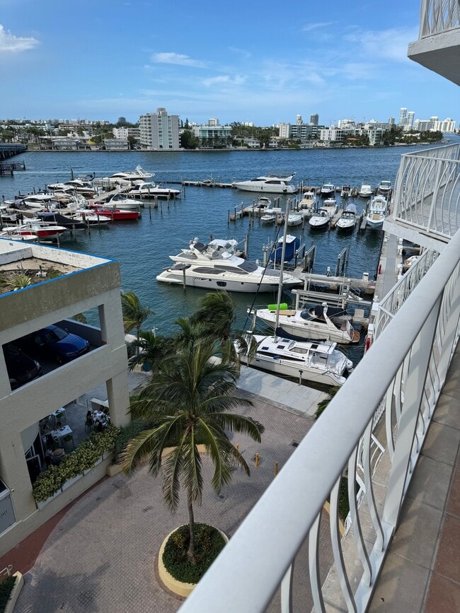 Foto del edificio - 7601 E Treasure Dr