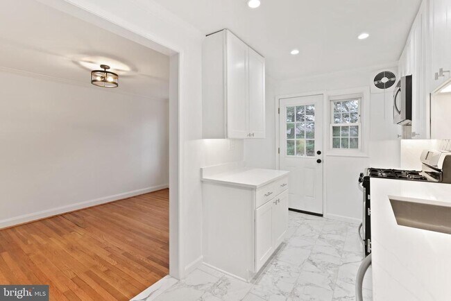 Foto del edificio - 1667 Hardwick Rd