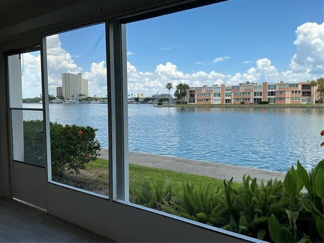 Building Photo - 7645 Sun Island Dr S