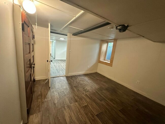 Building Photo - 811 St James St