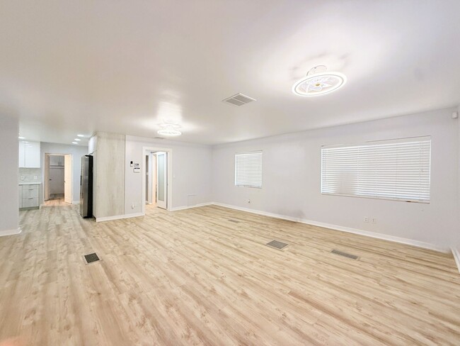 Building Photo - AVAILBLE NOW !! 2 Bedroom 2 Bathroom Apart...