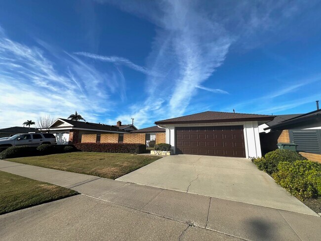 Foto del edificio - Spacious 4-bedroom, 2.5-bath Home Fountain Valley