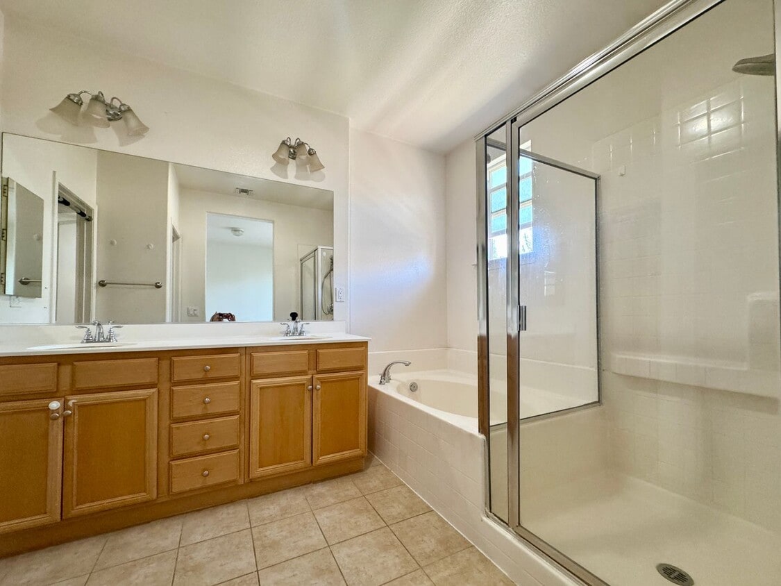Building Photo - Remodeled Town home in Simi Valley
