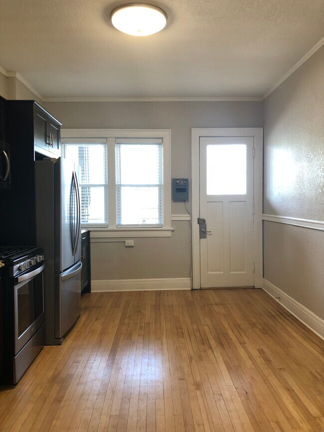 Foto del edificio - 2852 N Oakland Ave