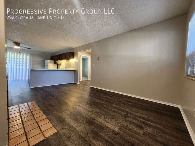 Foto del edificio - 2922 Straus Ln