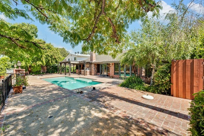 Building Photo - Perfect Entertaining Family Home with Larg...