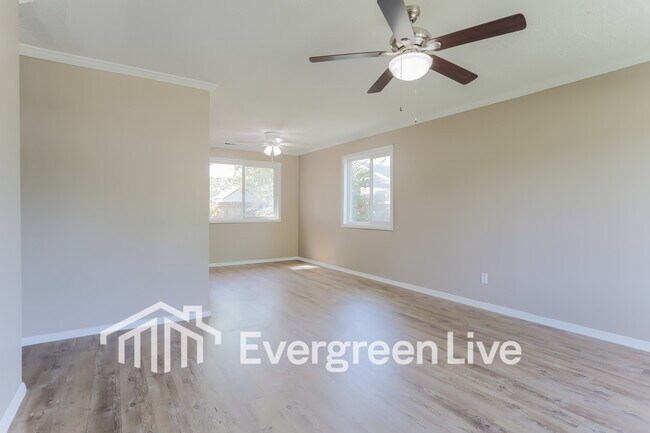 Foto del edificio - 1657 Eastbrook Dr S