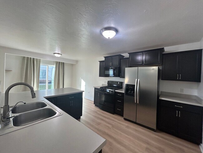 Foto del edificio - 3 Bedroom 3 Bathroom Townhouse in Saratoga Springs!