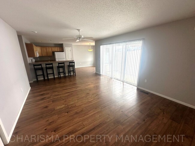 Foto del edificio - WALK IN LEVEL 2 BD, 1 BA CONDO WITH WOOD F...