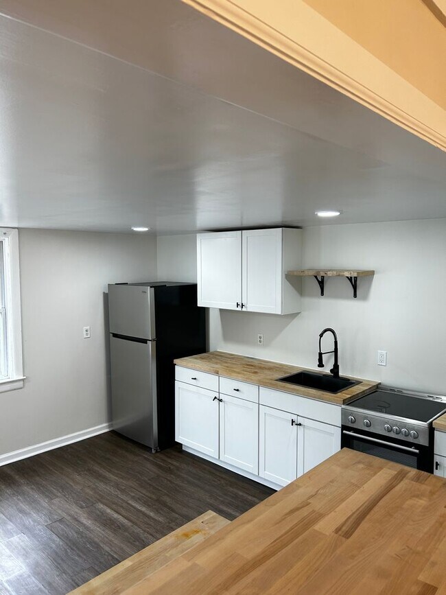 Foto del edificio - 3 Bed/1Bath, w/Yard- Rent Ready in Pottsto...