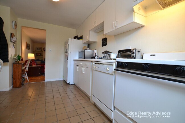 Building Photo - 105 Colborne Rd