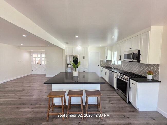 Foto del edificio - 858 N Darfield Ave