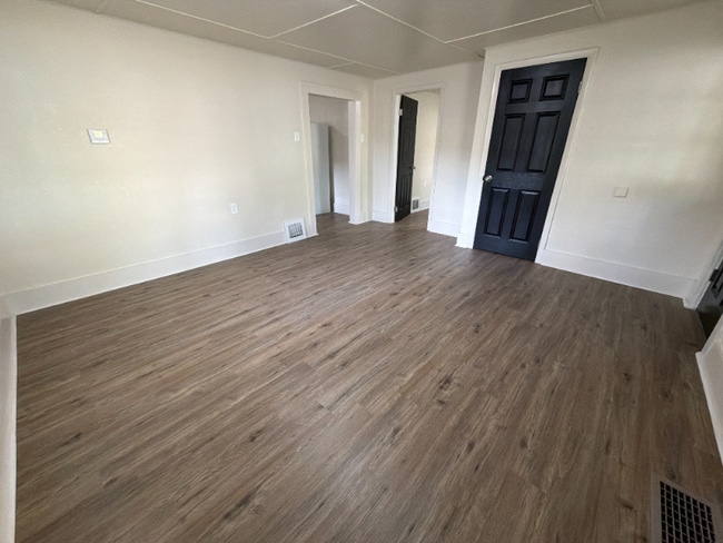 Photo - 828 E 7th St House