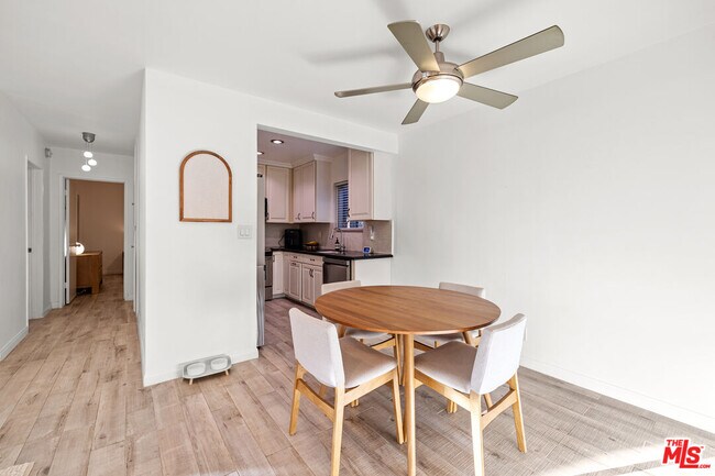 Foto del edificio - 5651 Windsor Way
