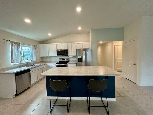Foto del edificio - Spacious 3-Bed, 2-Bath Fully Gated Home in...