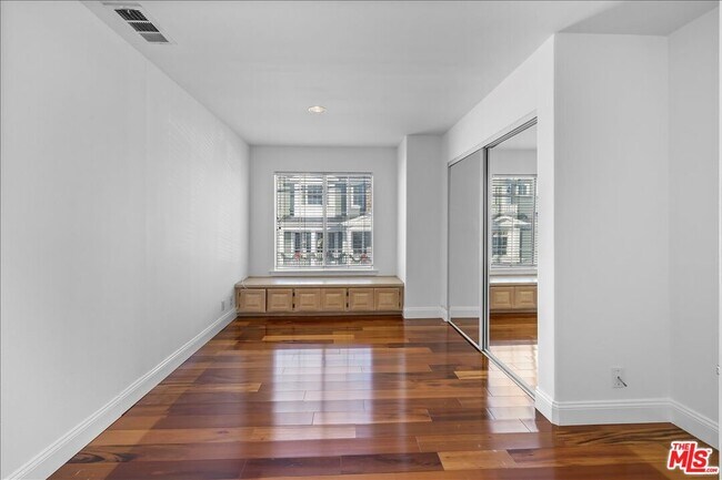 Foto del edificio - 1561 3rd St