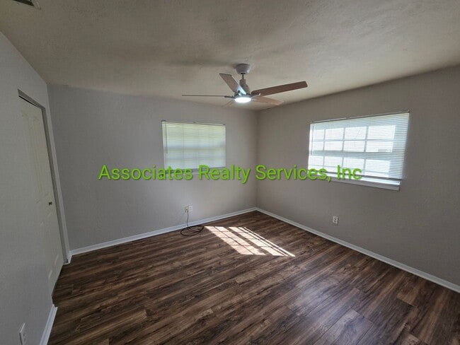 Building Photo - Home in Lake Ridge available mid summer!  ...