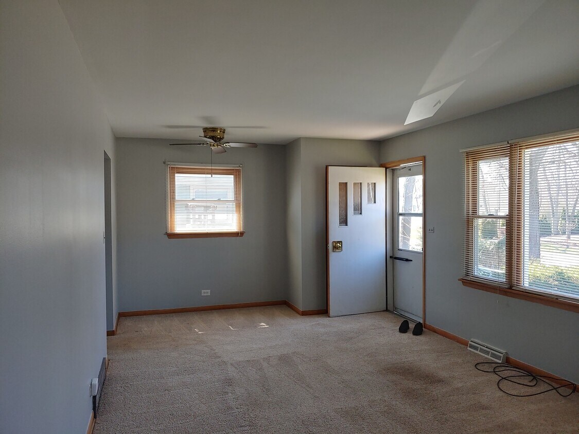 4621 Roslyn Rd, Downers Grove, IL 60515 House Rental in Downers Grove