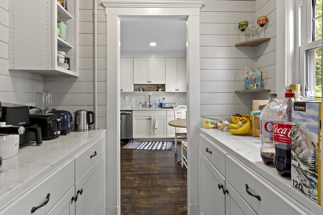 Building Photo - 20 Cushing St