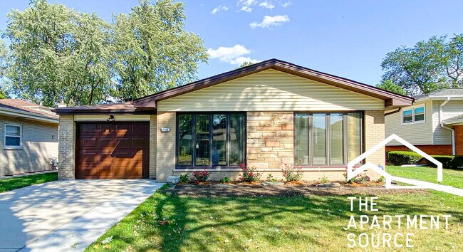 Building Photo - 2125 Eastview Dr