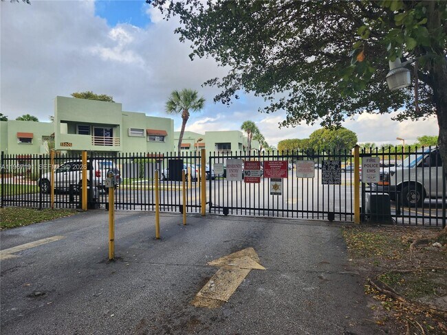 Foto del edificio - 11011 NW 7th St