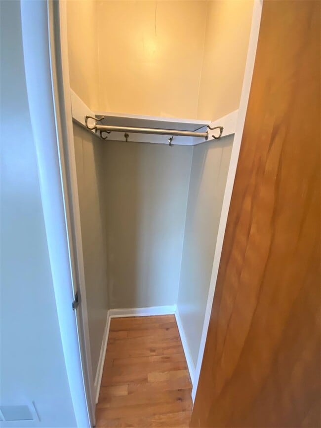 Building Photo - 1 Bedroom- Grandview Area