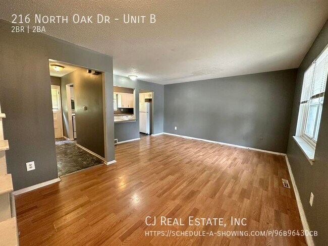 Foto del edificio - 216 N Oak Dr