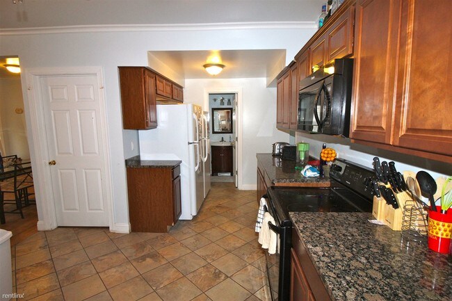 Foto del edificio - 7 br, 4 bath House - 718 Arbor St