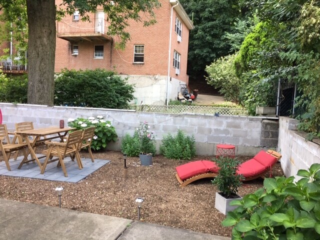 lounging area - 5925 Post Rd