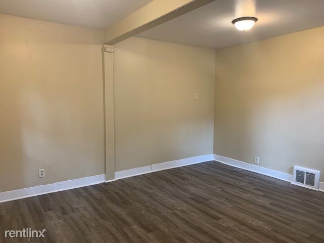 Foto del edificio - Studio, 1 bath Triplex - 829 S 27th St