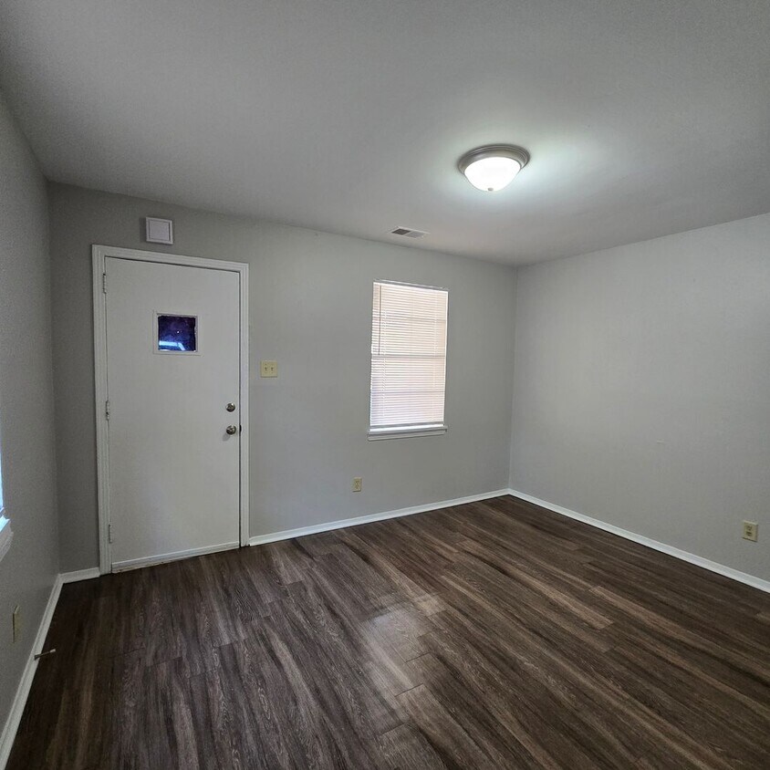 Foto principal - 2659 Whitman Ave