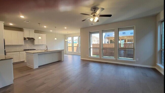 Foto del edificio - 3917 Lucan Ln