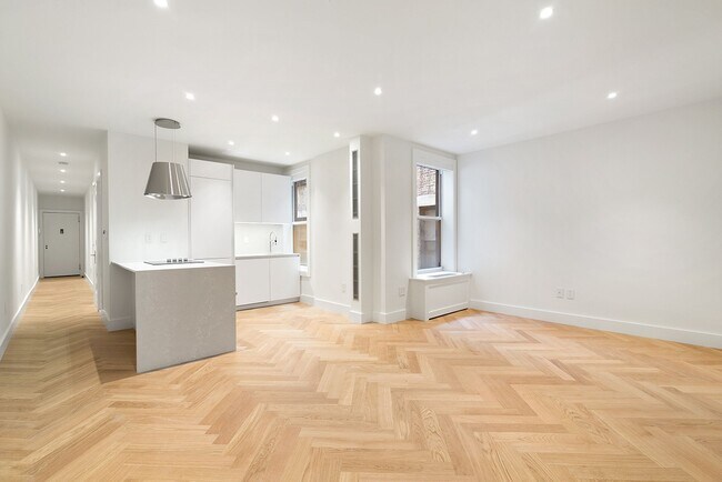 Building Photo - 336 W 95th St