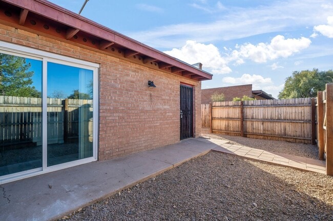 Foto del edificio - 3032 N Edith Blvd