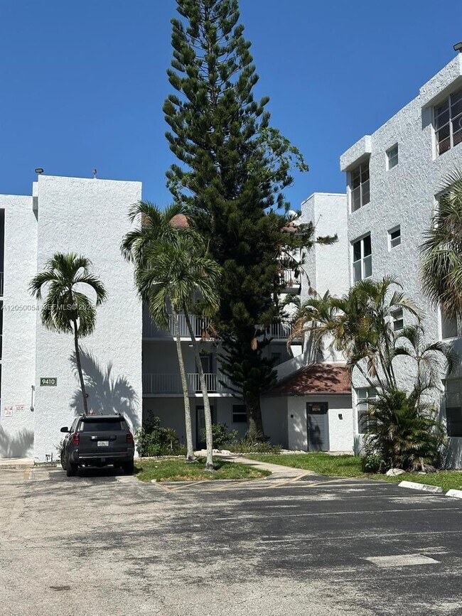 Foto del edificio - 9410 Live Oak Pl