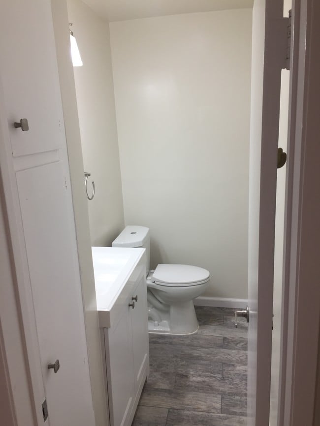 downstairs bathroom - 1533 Berkeley St