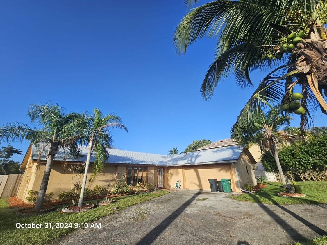 Primary Photo - ***Unique 1/2 Acres Fenced Pool Home ***