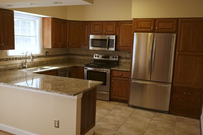 Foto del edificio - Charming 4 Bedroom/3 Bathroom Townhome in Mays Chapel-Chapelgate (Lutherville)