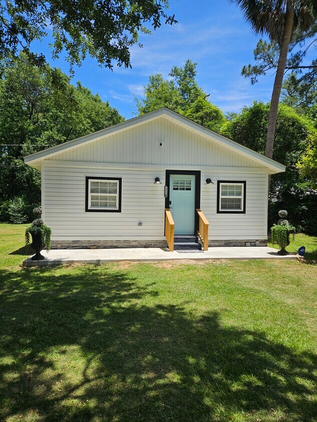 Foto principal - 2990 Daniels St