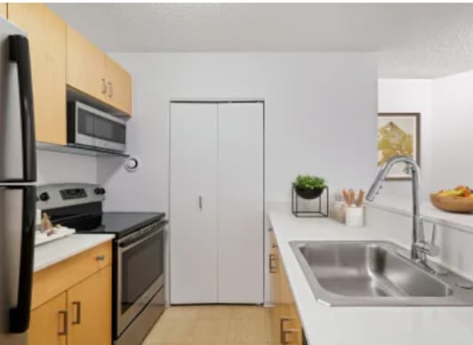 Photo - 728 N Dearborn St Apartment