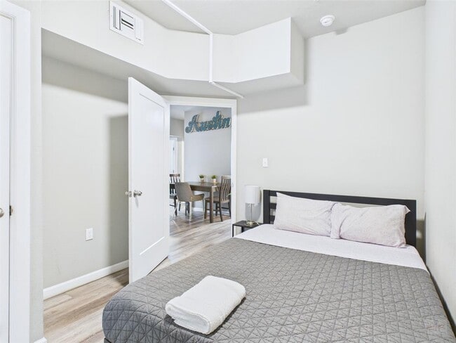 Building Photo - 911 W 22nd St