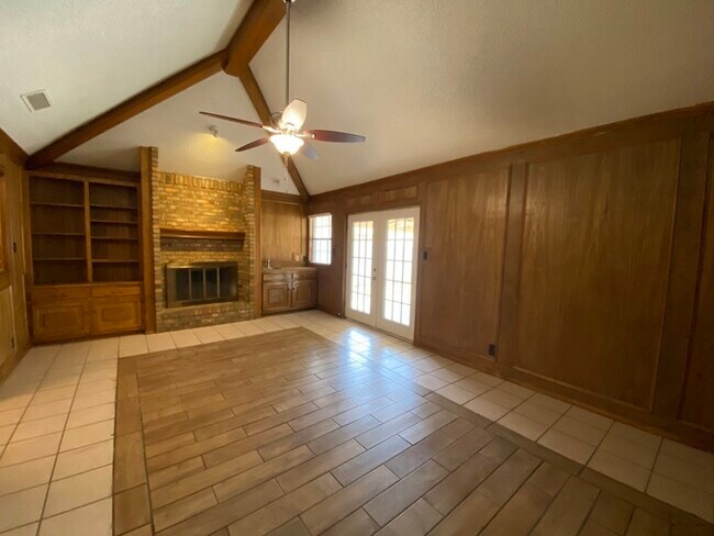 Building Photo - 3 bed 2 bath duplex unit with 2 car garage!