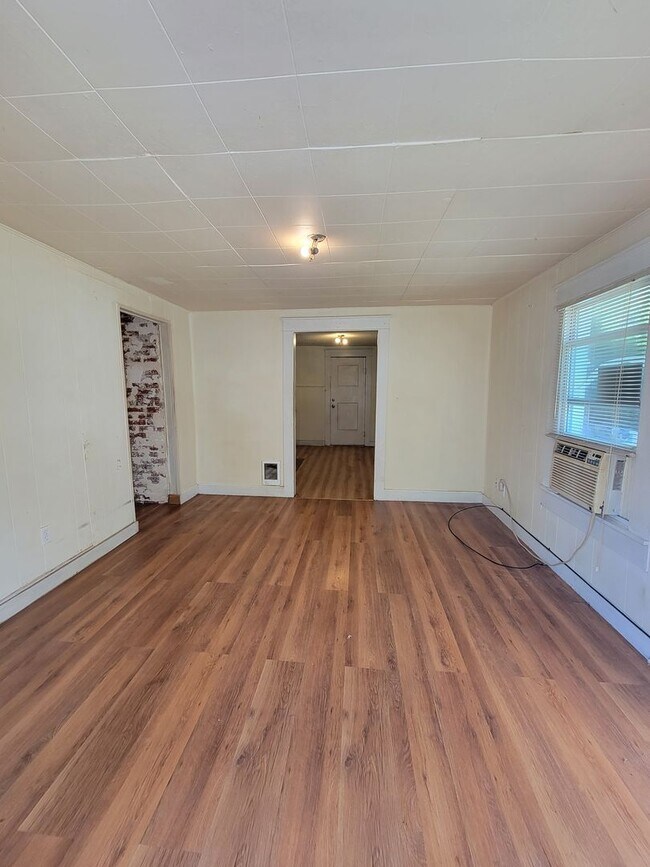 Foto del edificio - 2 bedroom | 1 bathroom | Entire HOME- Freshly painted!