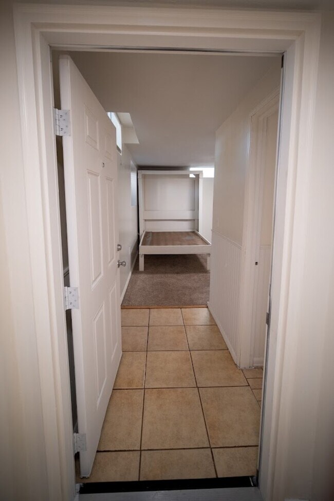 Building Photo - Basement Apartment