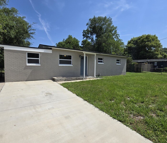 Foto principal - Beautiful 4-bedroom, 2-bath home in Orange...
