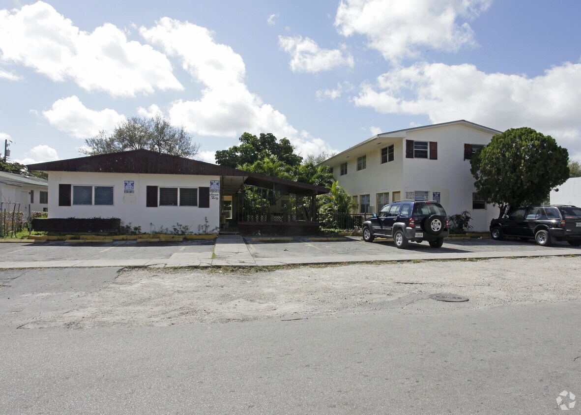 Building Photo - 730 NE 128th St